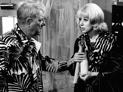 Jean Gabin et Mireille Darc dans MONSIEUR