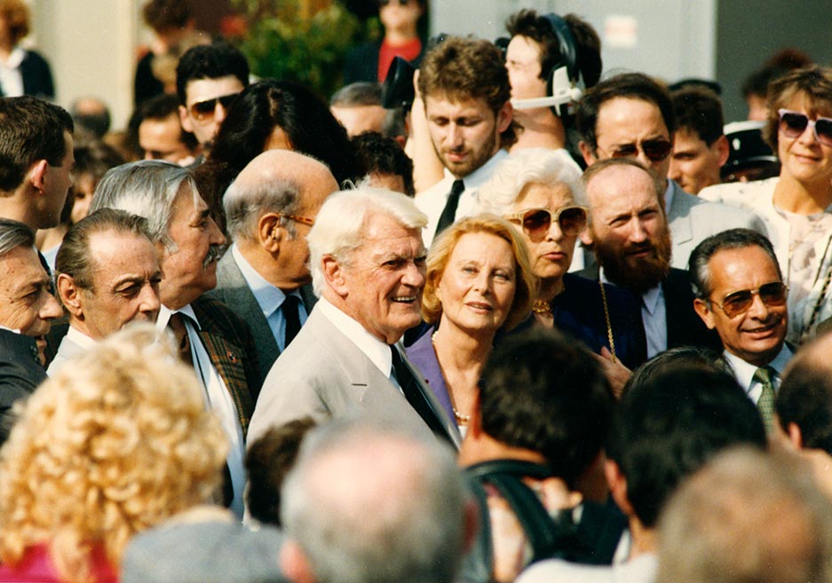 De gauche à droite : François Perrier, Roland Lesaffre, Jean Marais, Michèle Morgan, Dominique Gabin, Michel Rigollet et Yves Saint-Martin lors de l'inauguration du Musée Jean Gabin le 26 septembre 1992