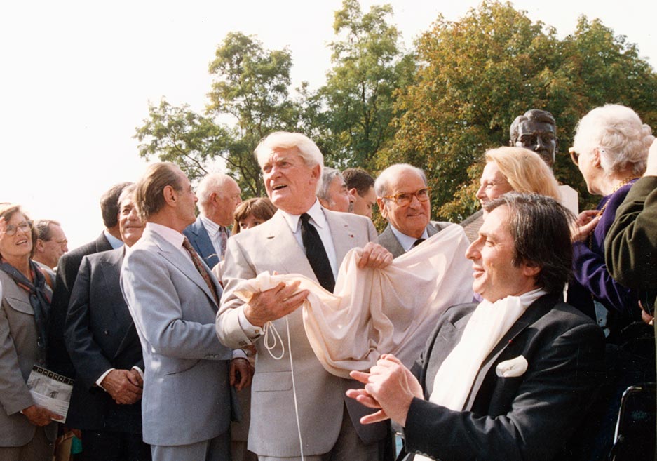 De gauche à droite : Jean Marais dévoile sa sculpture du buste de Jean Gabin