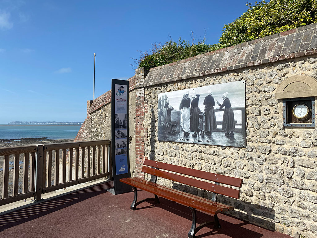 Le guettoir de Villerville et l’un des totems placés sur les lieux emblématiques du film