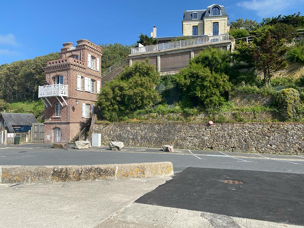 Le Pavillon des Flots que l’on aperçoit au début du film sous les bombardements