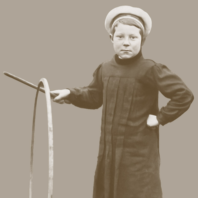 Jean au cerceau à 9 ans